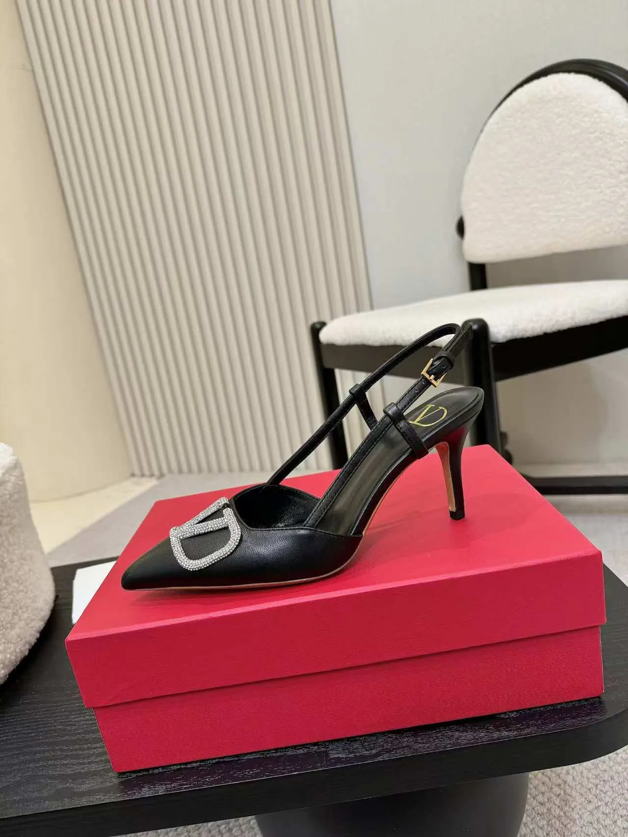 👟👟Ex-factory price 400👟👟 Genuine leather sole + 40 Kloesch diamond buckle Valentino. Valentino large v-buckle sandals ㊙️Latest series of counters Authentic grade version with perfect details. Authentic products are made one to one. All the details are consistent with the authentic ones. The upper foot is very pedicure type. The key point is that it is very good and easy to control. It does not grind the feet and does not tire the feet. It is a walking artifact, exclusive mold opening. The highest version on the market. Fabric: Imported sheepskin, lining and foot pads all sheepskin. Sizes (34 to 42). Customized sizes 34 and 42 are non-returnable and non-exchangeable. Heel height: 7.5CM. Rubber sole. Genuine leather sole +40